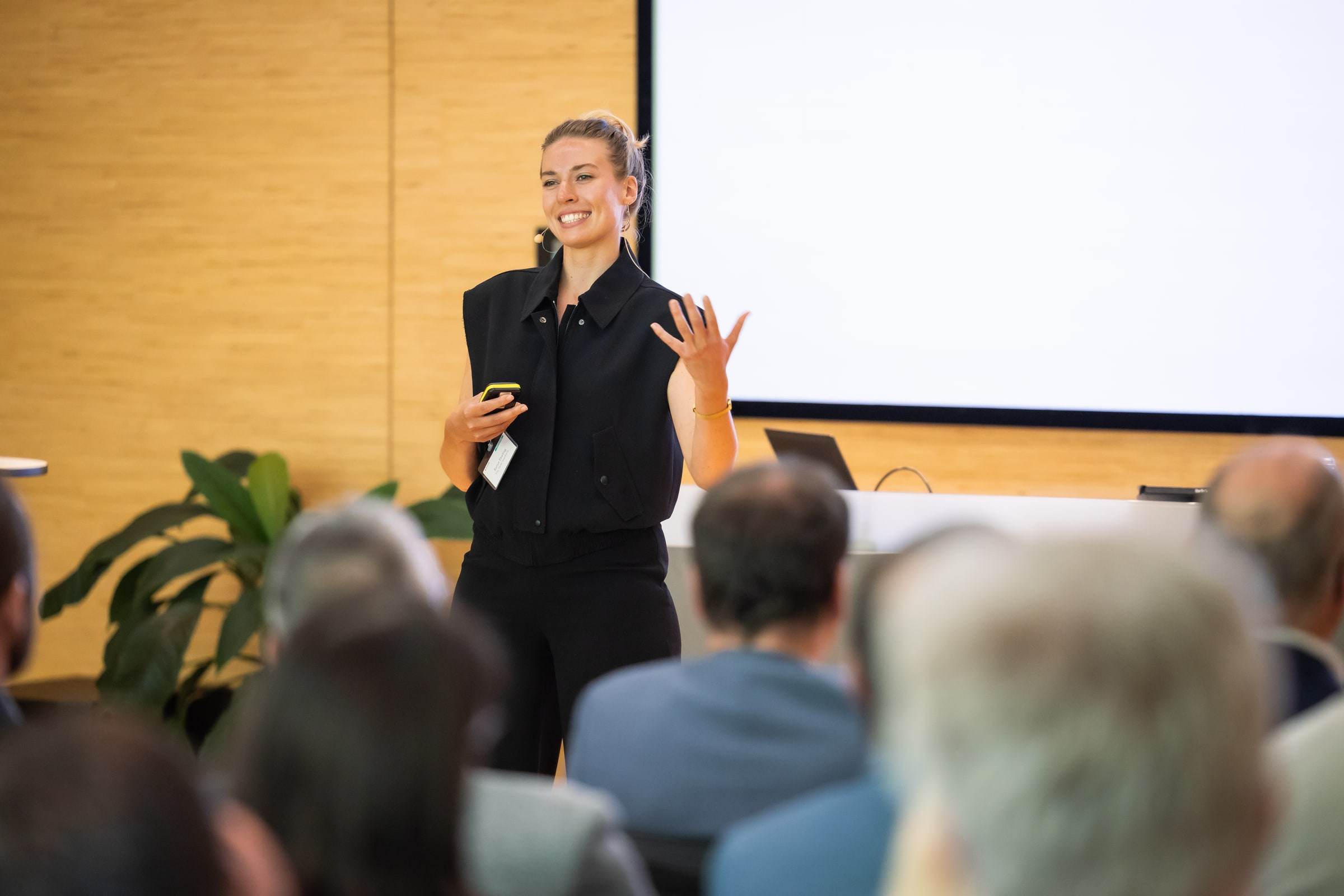 Ronja Ebeling bei ihrer Keynote zum 100-jährigen Ausbildungsjubiläum von Hansgrohe